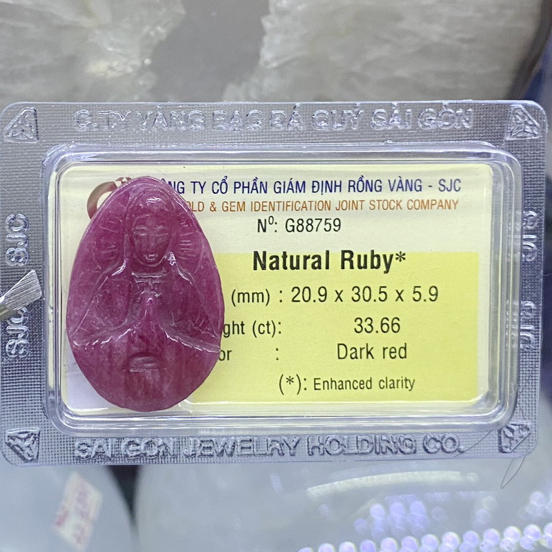 Đức Mẹ đá ruby